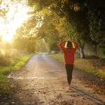 Mujer corriendo en bosque