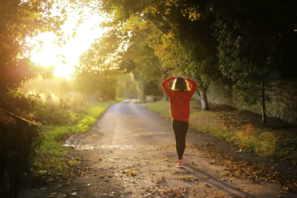 Mujer corriendo en bosque