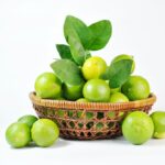 Una canasta de limones frescos y jugosos. Estos limones se pueden utilizar para preparar una deliciosa taza de té de limón, una bebida saludable y refrescante que tiene muchos beneficios para la salud. El té de limón es fácil de preparar en casa y también se puede utilizar como un remedio natural para tratar el resfriado común y aliviar los síntomas de la gripe.