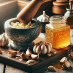 Proceso de preparación de miel de ajo casera en una cocina rústica, mostrando ajo triturado mezclado con miel dorada en un mortero, listo para potenciar el sistema inmunológico.